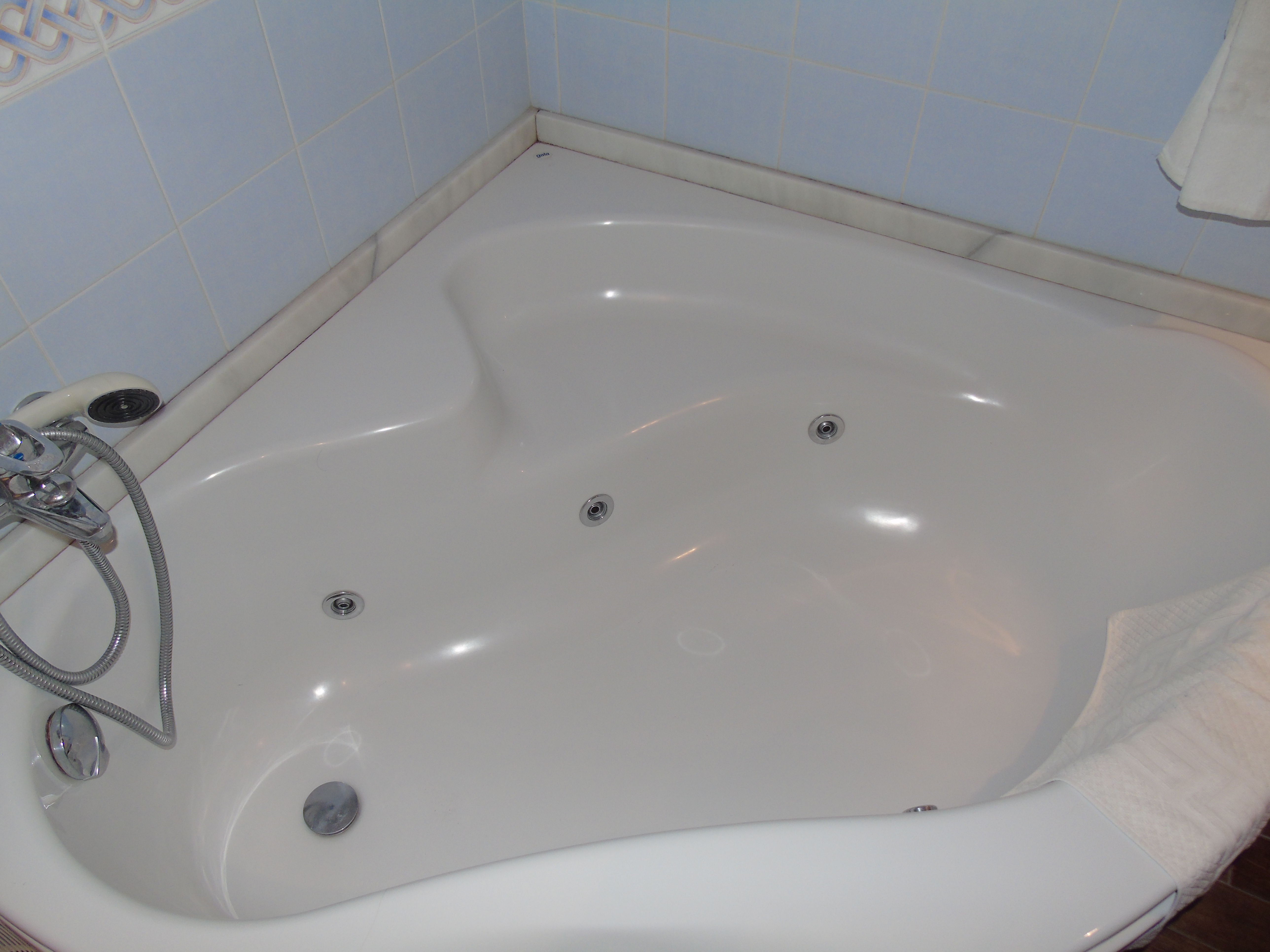 hydromassage bathtub available in the study